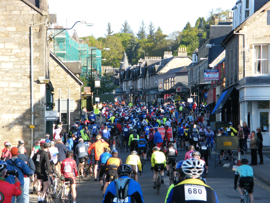 etape_start_mass_cyclists